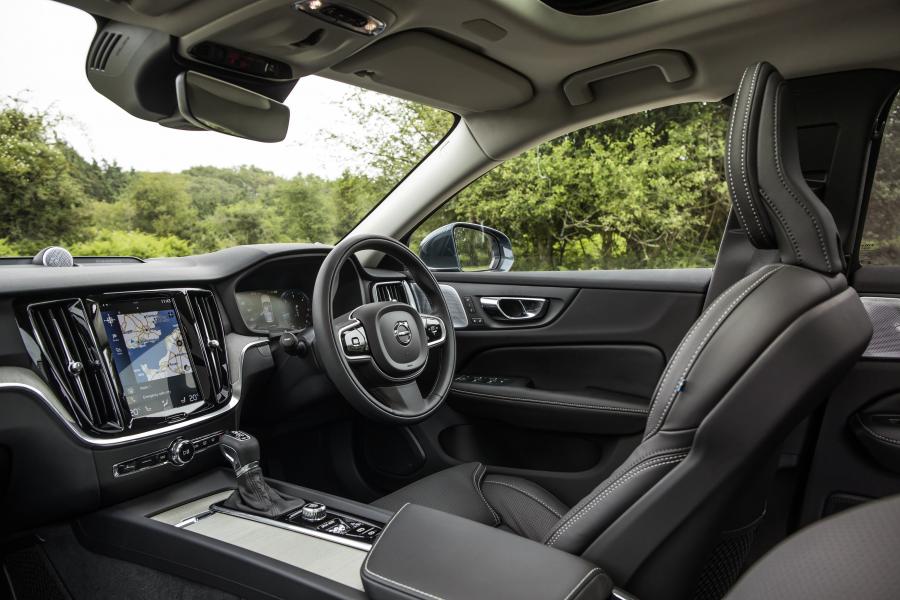 Интерьер Volvo V60 D4 Inscription 2018 года  (UK) (фото 12 из 34)